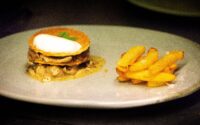 Feuille à feuille de coucou et champignons de printemps façon vol-au-vent, grosses frites au blanc de bœuf